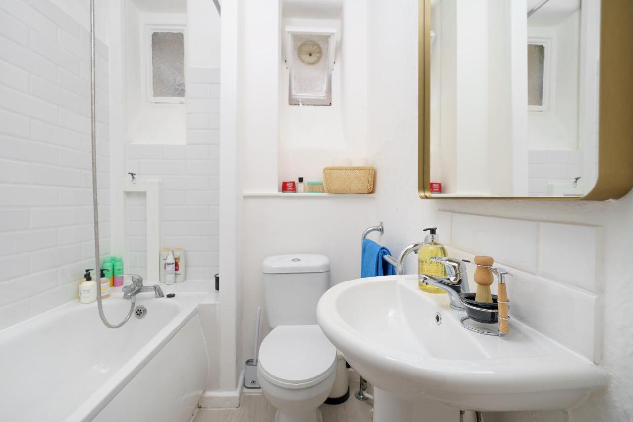 50 Meters To The Metro Apartment London Luaran gambar