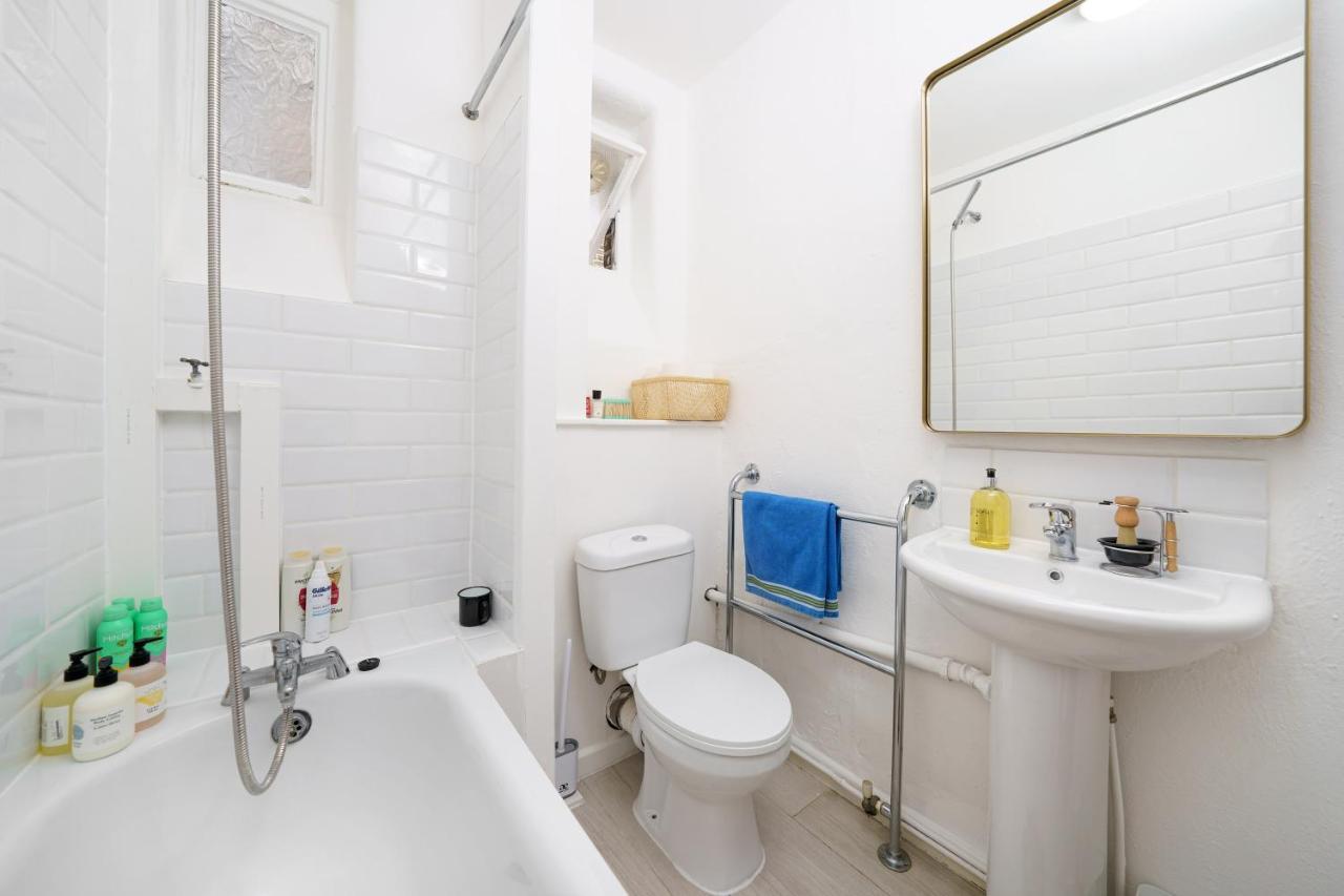 50 Meters To The Metro Apartment London Luaran gambar